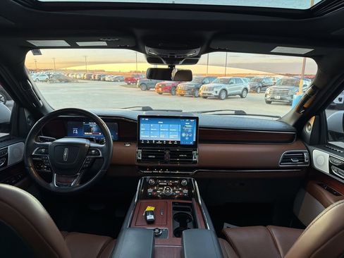 Used 2023 Lincoln Navigator Reserve image 17