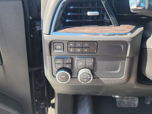 Used 2025 Chevrolet Suburban Premier AWD/4WD image 14