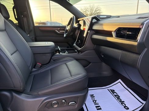 Used 2025 GMC Yukon Denali w/ Denali Reserve Package image 9