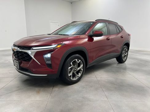 Used 2025 Chevrolet Trax LT w/ LT Convenience Package FWD image 4