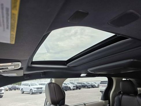 Used 2023 Toyota Sienna Platinum FWD image 10