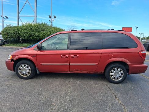Used 2007 Chrysler Town & Country Touring FWD image 5