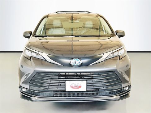 Used 2025 Toyota Sienna XLE image 2
