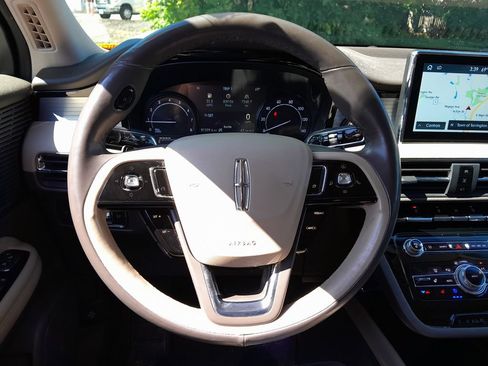Used 2021 Lincoln Corsair AWD w/ Premium Package image 16