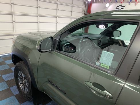 Used 2022 Toyota Tacoma TRD Off-Road w/ Technology Package image 12