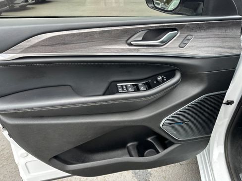 Used 2023 Jeep Grand Cherokee Overland image 21