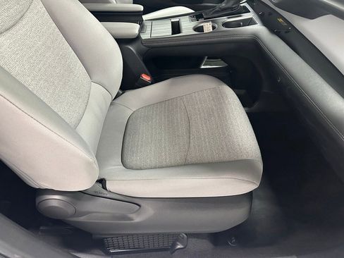 Used 2025 Toyota Sienna LE image 62
