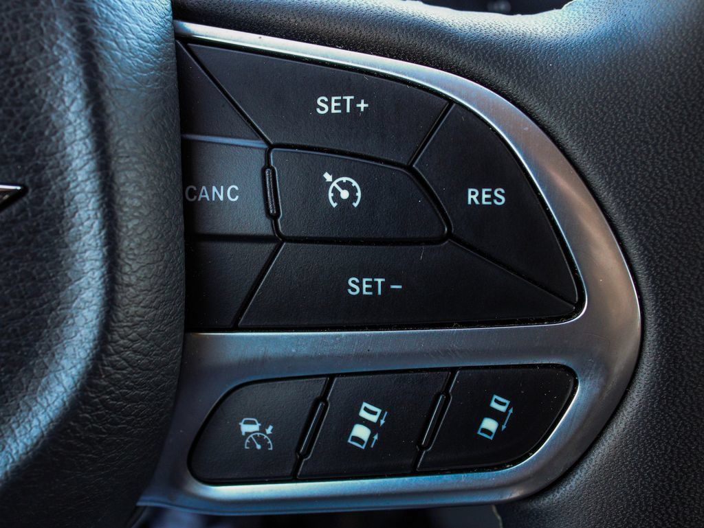 Used 2024 Chrysler Pacifica Touring-L FWD image 24