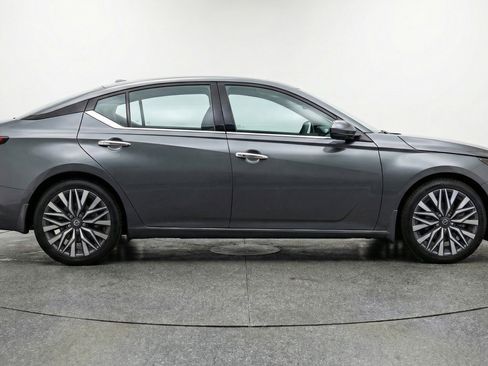 Used 2025 Nissan Altima 2.5 SV image 11