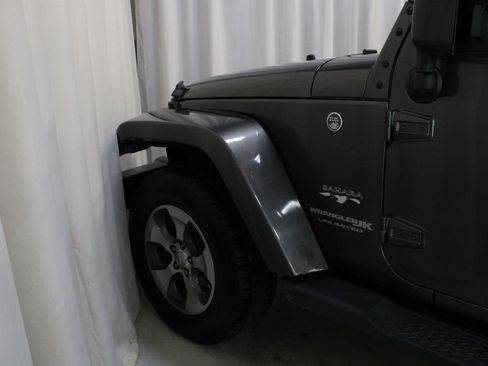 Used 2018 Jeep Wrangler Unlimited Sahara w/ Dual Top Group AWD/4WD image 27