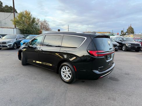 Used 2021 Chrysler Pacifica Touring-L image 4