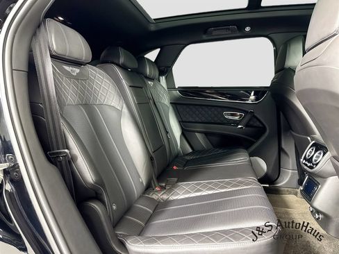 Used 2018 Bentley Bentayga AWD/4WD image 35