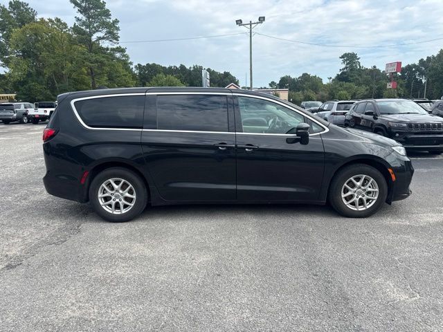 Used 2024 Chrysler Pacifica Touring-L FWD image 2