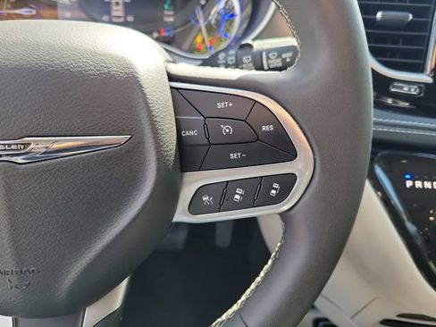 Used 2024 Chrysler Pacifica Limited FWD image 18