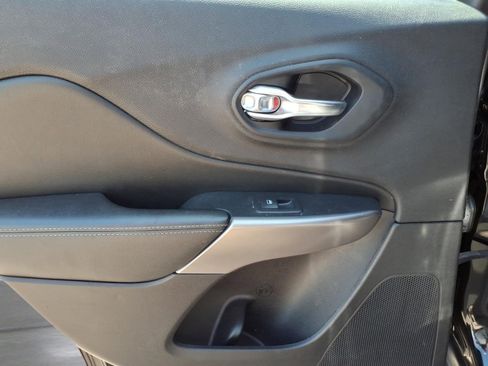 Used 2021 Jeep Cherokee Latitude Plus FWD image 10