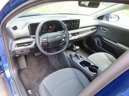 New 2025 Kia K4 LXS image 18
