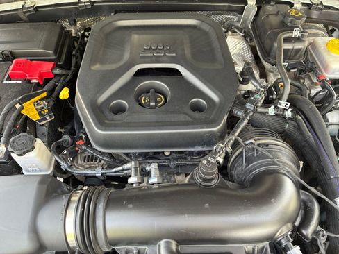 Used 2025 Jeep Wrangler Unlimited Sahara AWD/4WD image 32
