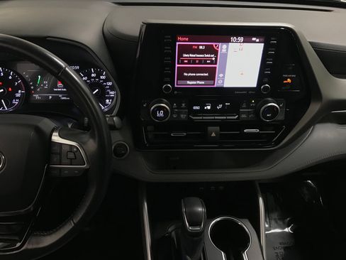Used 2021 Toyota Highlander XLE AWD/4WD image 8