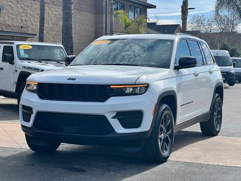 Used 2025 Jeep Grand Cherokee Altitude image 6