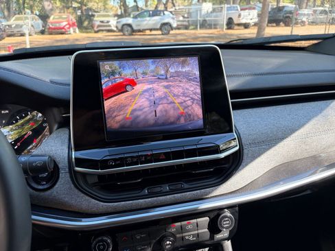 Used 2025 Jeep Compass Latitude image 17