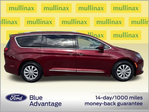 Used 2018 Chrysler Pacifica Touring-L image 2