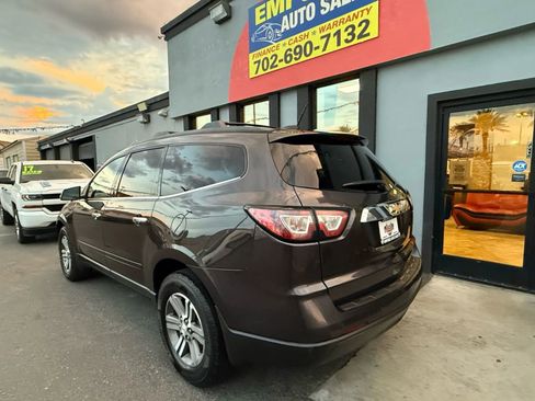 Used 2017 Chevrolet Traverse LT image 3