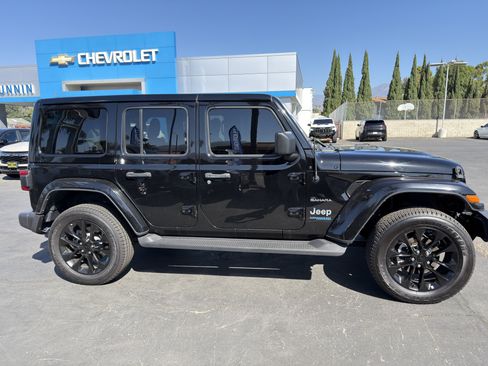 Used 2022 Jeep Wrangler Unlimited Sahara w/ Cold Weather Group AWD/4WD image 9