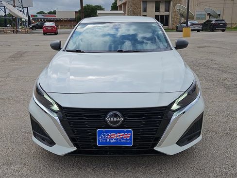 Used 2024 Nissan Altima 2.5 SV FWD image 3