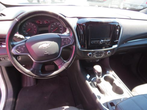 Used 2022 Chevrolet Traverse LT FWD image 17