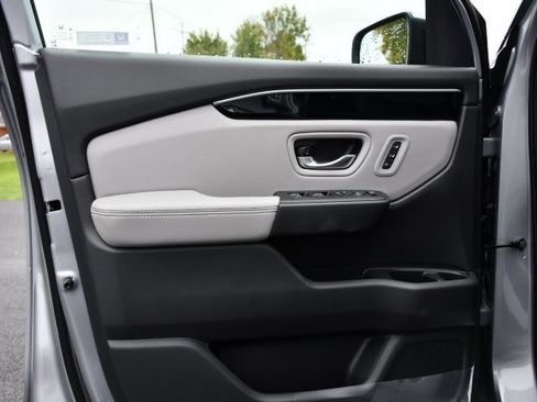 New 2025 Honda Pilot Touring image 12