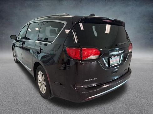 Used 2019 Chrysler Pacifica Touring-L image 6