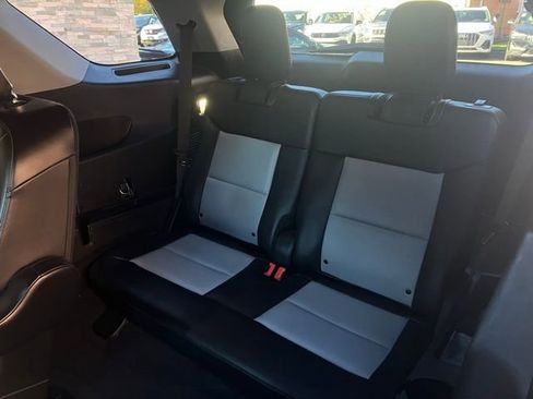 Used 2022 Ford Explorer XLT w/ Equipment Group 202A AWD/4WD image 17
