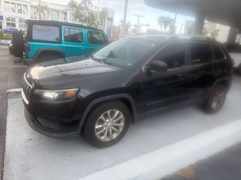 Used 2019 Jeep Cherokee Latitude w/ Popular Appearance Group FWD image 2