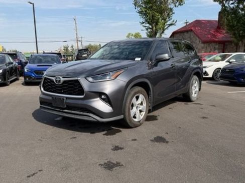 Used 2021 Toyota Highlander LE AWD/4WD image 5