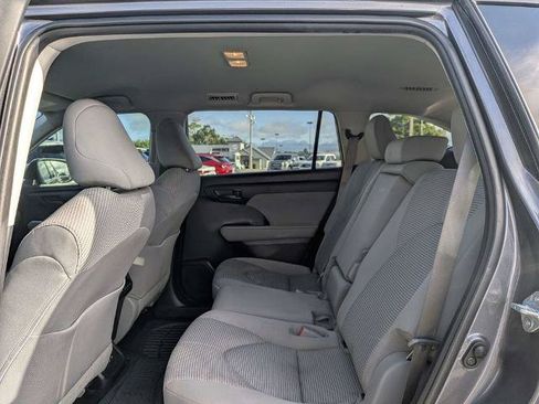 Used 2022 Toyota Highlander LE FWD image 13