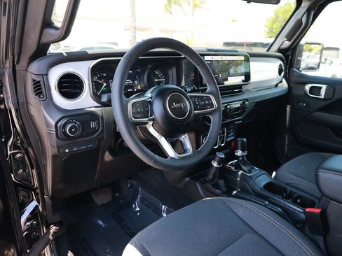 Used 2025 Jeep Wrangler Unlimited Sahara AWD/4WD image 17