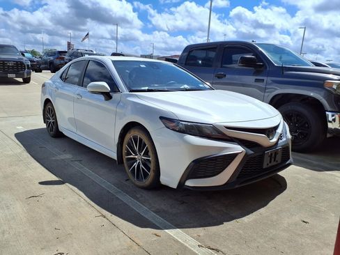 Certified 2022 Toyota Camry SE image 1