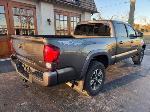 Used 2018 Toyota Tacoma TRD Sport image 3