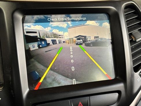 Used 2015 Jeep Cherokee Limited image 25