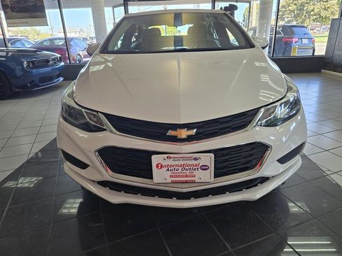 Used 2018 Chevrolet Cruze LT image 2