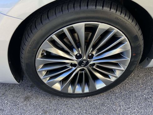 Used 2017 Kia Cadenza Limited image 5