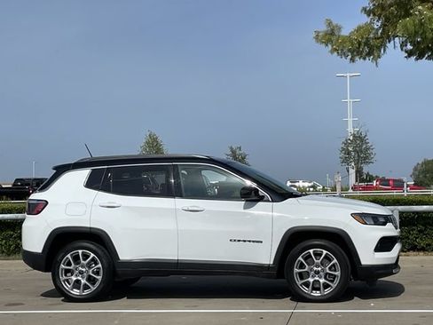 Used 2025 Jeep Compass Limited AWD/4WD image 3