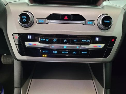 Used 2021 Ford Explorer XLT image 38