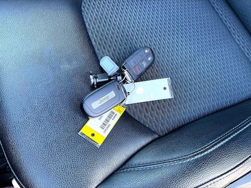 Certified 2025 Jeep Compass Latitude image 29