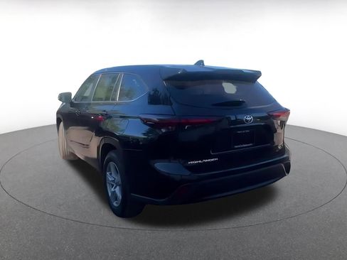 Used 2025 Toyota Highlander LE image 7