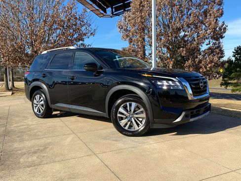 Used 2025 Nissan Pathfinder SL image 1