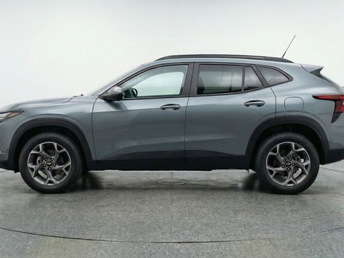 Used 2025 Chevrolet Trax LT w/ LT Convenience Package image 5