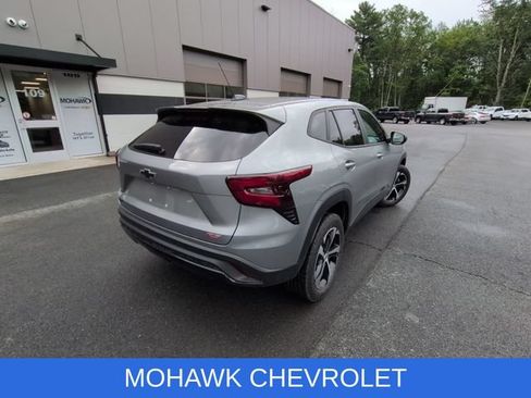 Used 2024 Chevrolet Trax RS w/ Sunroof Package FWD image 4