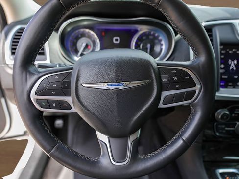 Used 2022 Chrysler 300 Touring L w/ Comfort Group RWD image 12