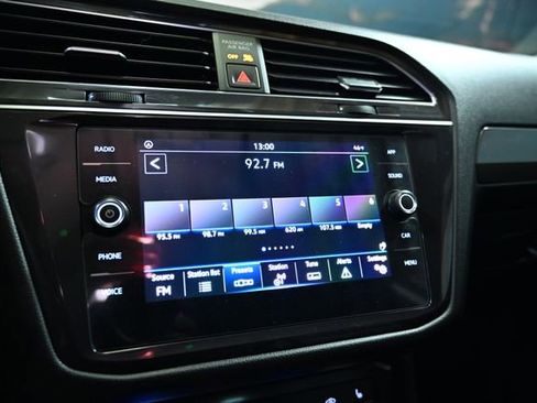 Used 2022 Volkswagen Tiguan SE image 32